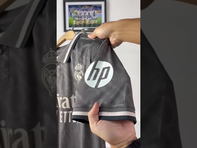 Vídeo relacionado con Hy-Pro Bolsa lateral con licencia oficial del Real Madrid CF, ligera, producto del Real Madrid, escudo y colores, para niños y adultos, gran idea de regalo de fútbol