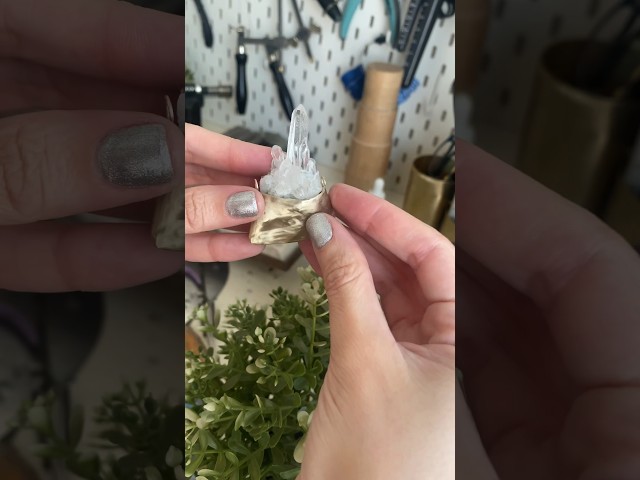 Vídeo relacionado con OLYCRAFT 12 piezas Cristal de Cuarzo Natural Punta de Cuarzo Hexagonal Cristal Doble Terminado Puntos Varitas Sin Agujero Colgantes de Cuarzo Piedra preciosa para DIY Artesanía Collar Joyería Hacer