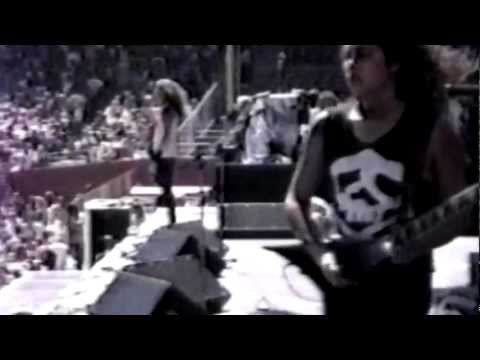 Metallica - Lars fucks up and James spits to him 1988 -  San Francisco