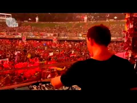 Hardwell playing Payback  - Sandro Silva & Everybody K** Your Hands Up - AUC ( @ Tomorrowland 2013 )