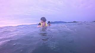 한국 친구가 비오고 바람이 많이 부는 어느 날, 나트랑 해변에서 수영을 하러 갔습니다.