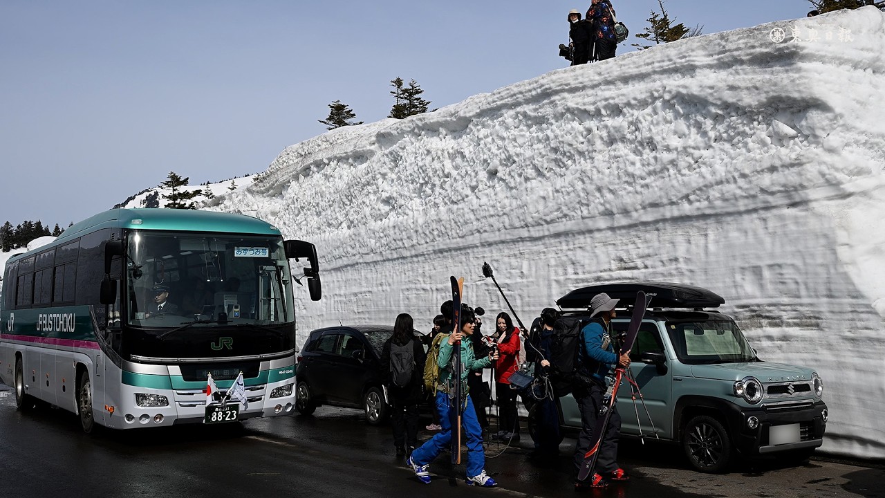 八甲田に春　雪の回廊縫って走る一番バス