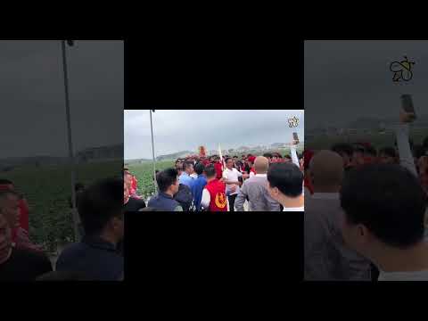 2月25日，广东廉江石岭镇簕塘村，当局为阻止村民按照传统习俗举行游神活动，出动大量警察封锁了出村的三个路口。
