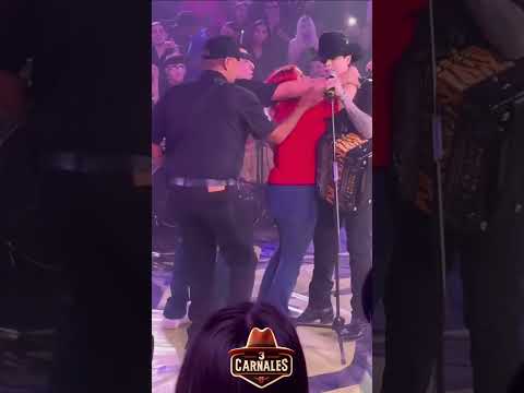 Cornelio Vega le rechaza beso a fan