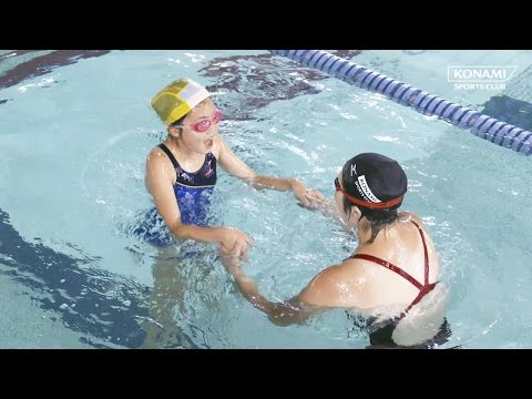 piscine-jardin-forme-rectangulaire-palmiers-chaises-longues