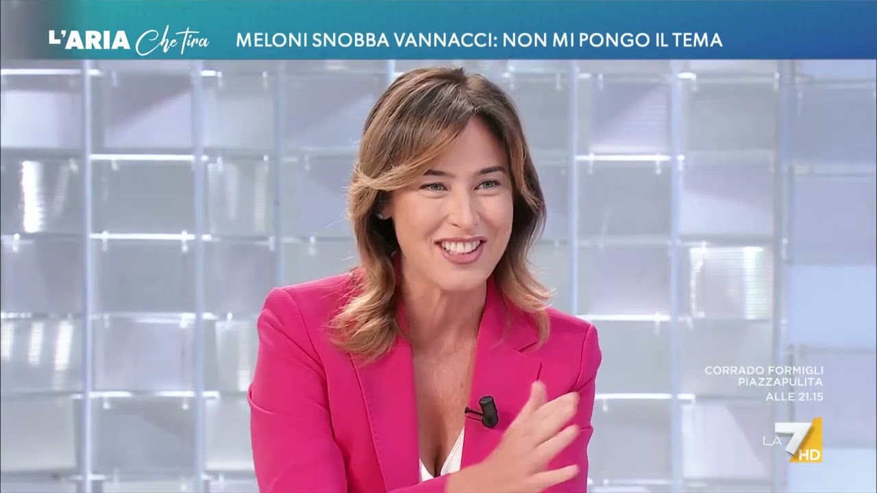 Siparietto, Laura Ravetto riceve da David Parenzo un ferro da stiro e ringrazia: "Con questo ...