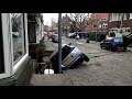 Auto verdwijnt in sinkhole in Kleiwegkwartier Rotterdam