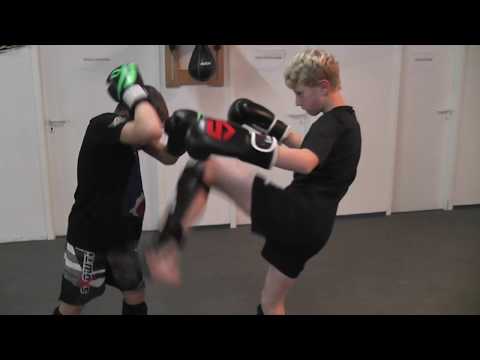 2017-12-10 Sprungkick und Blocktraining 2 unserer Junioren - Sugambrer Fightclub