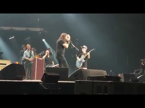 Foo Figthers sube a su escenario a un niño de 10 años para tocar “Enter Sandman” de Metallica