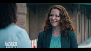 Extrait (VO) | Emily va � la p�che aux infos en discutant 'innocemment' avec Lizzy