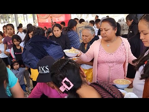 Rico pozole en el Festival Día de las Madres San Juan Mixtepec Juxtlahuaca Oaxaca México