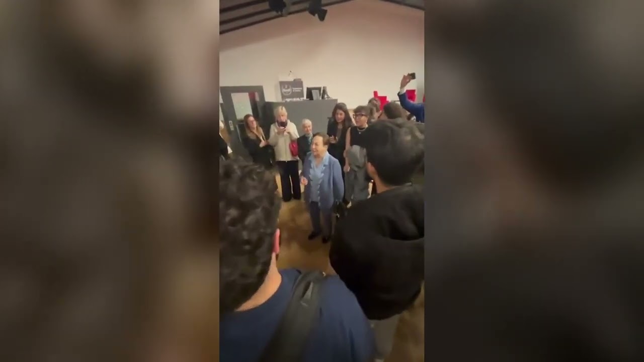 La premio Nobel Shirin Ebadi canta l'inno con gli studenti iraniani a Torino