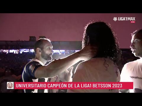 Un caballero: Hernán Barcos felicitó a los jugadores de la 'U' tras el título conseguido en Matute