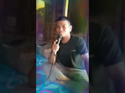 waw.....tidak kalah dengan penyanyi aslinya,tuah badan.