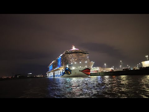 Aida Nova. Abfahrt von Hamburg. Live von der Barkasse
