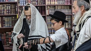 האדמו''ר מסערט ויזניץ בהנחת תפילין לנער בר מצווה | The Seret Vizhnitz Rebbe at a Tefillin Ceremony