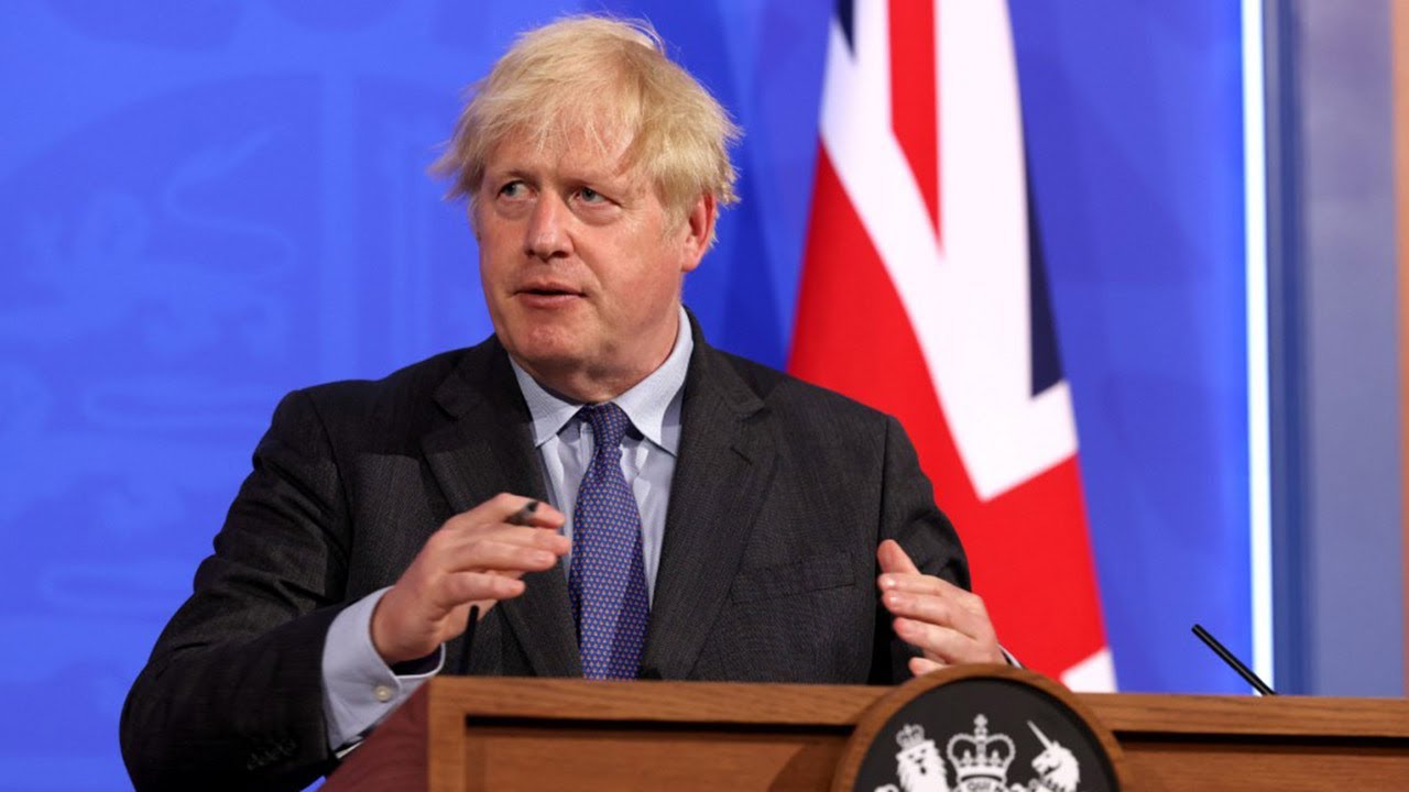 “È ora di rilasciare l’acceleratore”, afferma Boris Johnson, mentre annuncia un ritardo di quattro settimane per porre fine al blocco