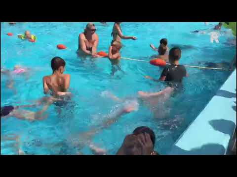 Dubbeltjes duiken in zwembad De Doetsekom in Giessenburg