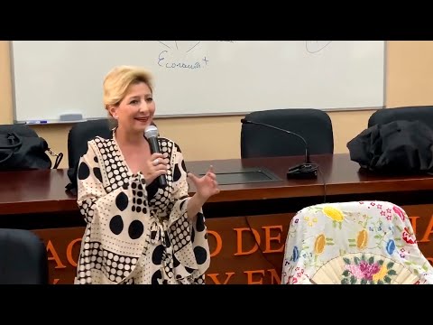 Pilar Boyero en la conferencia-concierto «Historia de la copla», en la Universidad de Mayores de Extremadura
