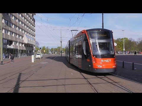 HTM Avenio 5042 op lijn 17 vertrekt bij halte Centraal Station richting Korte Voorhout