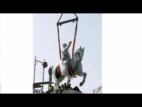 Estátua do primeiro presidente da Tunísia, Bourguiba, devolvida a Túnis