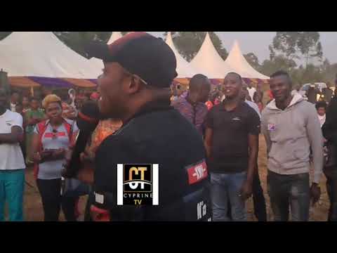 GOSPEL ARTIST SOLOMON MUKUBWA PERFORMING LIVE AT LATE ILAGOSA'S VILLAGE😭😭 SAYING GOODBYE