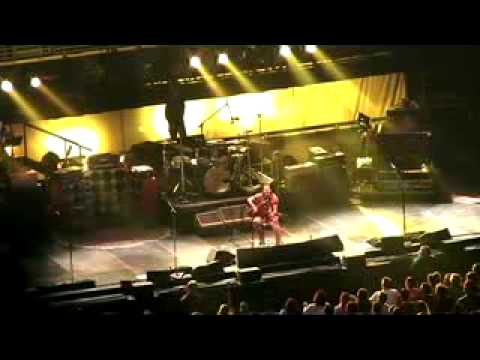 Pearl Jam Live-Lukin w strings"10-31-09.Philly"