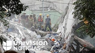 Tratan de encontrar a un hombre atrapado entre los escombros que ha llamado a un familiar