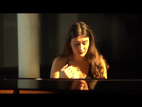 Omorfi Poli - Mikis Theodorakis