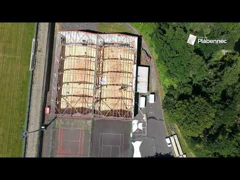 Travaux sur le salle de tennis de Plabennec avant la pose de 588 panneaux photovoltaïques