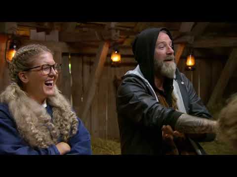 Klara Svensson bajsar ner sig i hönsgården  – Farmen VIP (TV4)