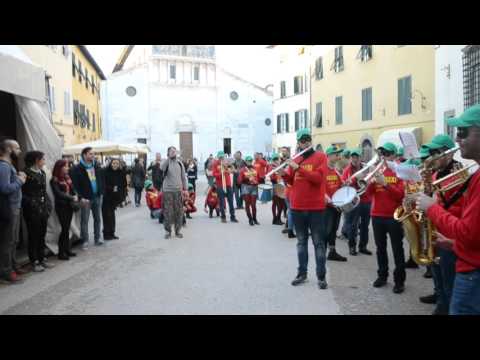 La Banda Bassotti suona la Marcia Imperiale di Star Wars a Lucca C&G 2015
