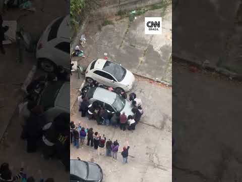 SP: carro bloqueia passagem de ônibus e jovens se juntam para retirar veículo; assista!