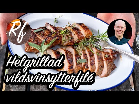 Grilla en hel ytterfilé av vildsvin och servera med goda tillbehör från grillen.  Vildsvinsytterfilén marinerade jag i rapsolja, ketjap manis indonesisk soja, vinäger, timjan, rosmarin, salvia, svartpeppar samt vitlök. >