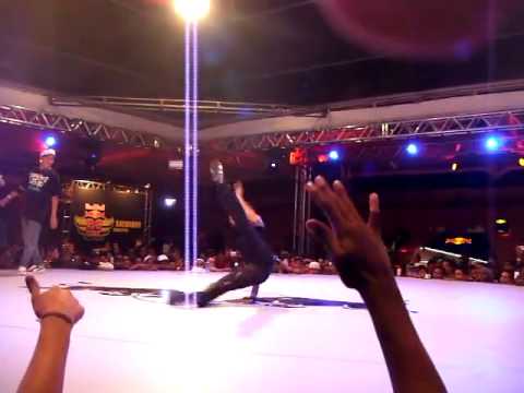 Red Bull BC One 2011  Klesio vs Lil G   Salvador Brasil