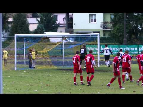 Pogoń - Spójnia. Strzał Marcina Dobrasa z rzutu wolnego.