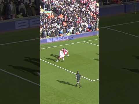 Kuyt steals Suarez's goal 😂