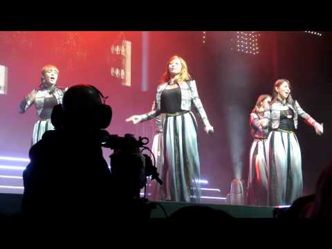 [HD FANCAM] 120423  Hot Issue, speaking English and Gayoon waving MBC Festival London