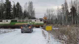 preview picture of video 'Express train P911 passed KYLMÄMÄKI (Km.0432+0852) level crossing in Pieksämäki, Finland'