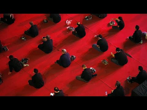 شاهد.. زوار كربلاء يحملون دعوات سياسية خلال زيارتهم لضريح الإمام الحسين…