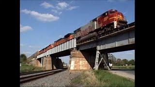 preview picture of video 'BNSF Warbonnet SD75I at Cameron, IL'