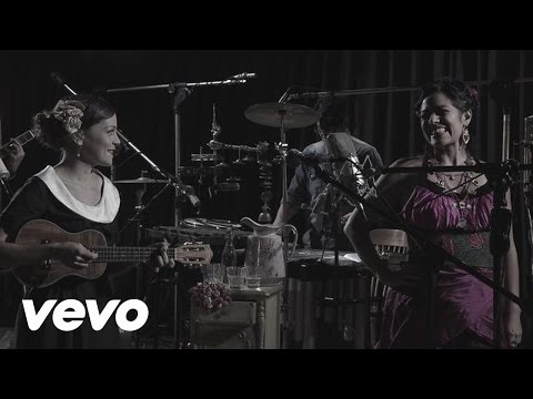 Natalia Lafourcade - La Fugitiva (En Vivo) ft. Lila Downs