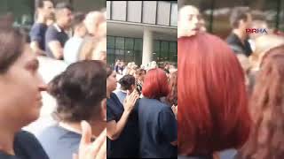 Koç üniversitesi hastanesinde çalışan işçilerden alkışlı protesto