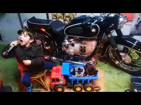 Oier, Child of 6 years Dismounts engine BMW R50 Cylinder head, cylinder, piston, exhaust, carburetor