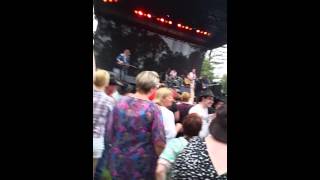 Kasey Chambers singing