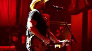 Toby Keith "She's A Hottie" Live in Mansfield, Ma, 7/26/09