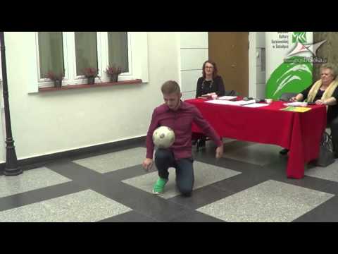 Adrian Duszak żongluje piłką podczas sesji Rady Powiatu