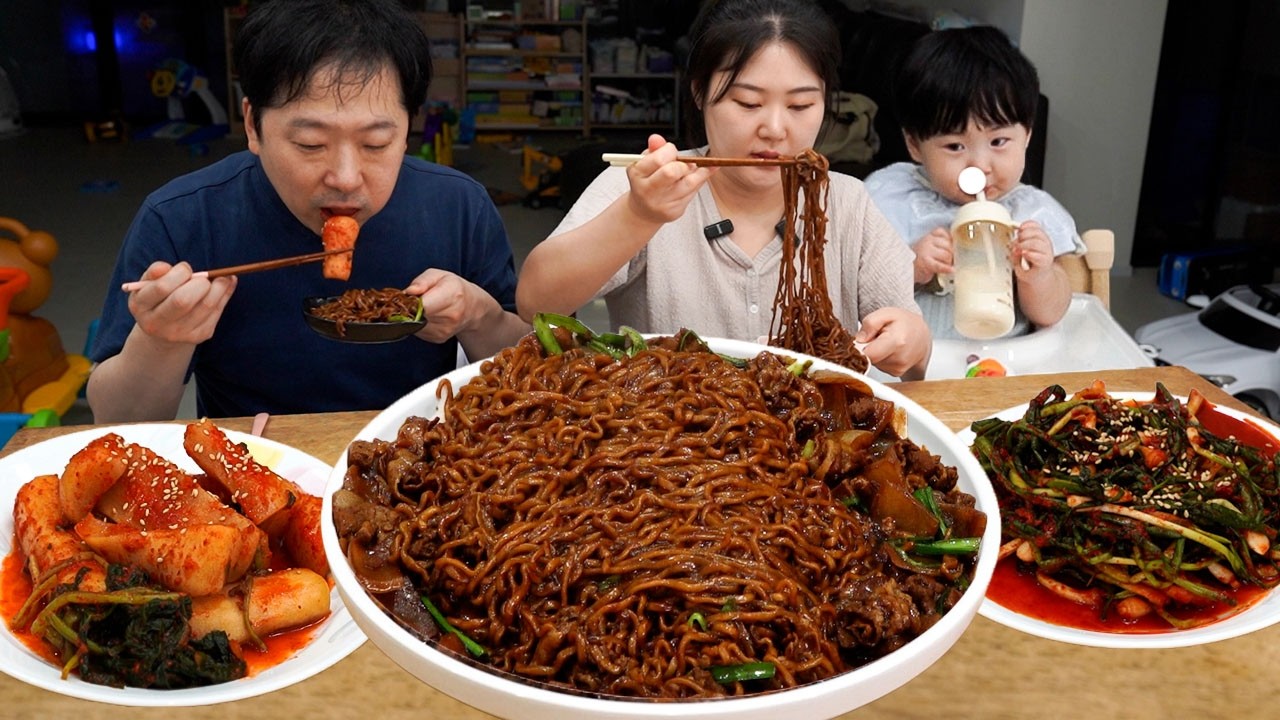 수다쟁이 지훈이와 짜장라면 신제품 "짜르르" 먹방😋총각김치, 파김치와 함께 ~