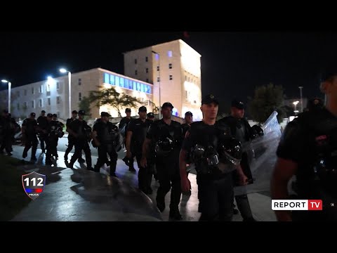 Nuk i shpëtoi “syrit” të policisë, kapet me armë në çantë! FNSH “përplaset” me tifozerinë Polake