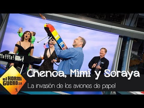 Chenoa, Mimi y Soraya Arnelas alucinan con la invasión de los aviones de papel - El Hormiguero 3.0